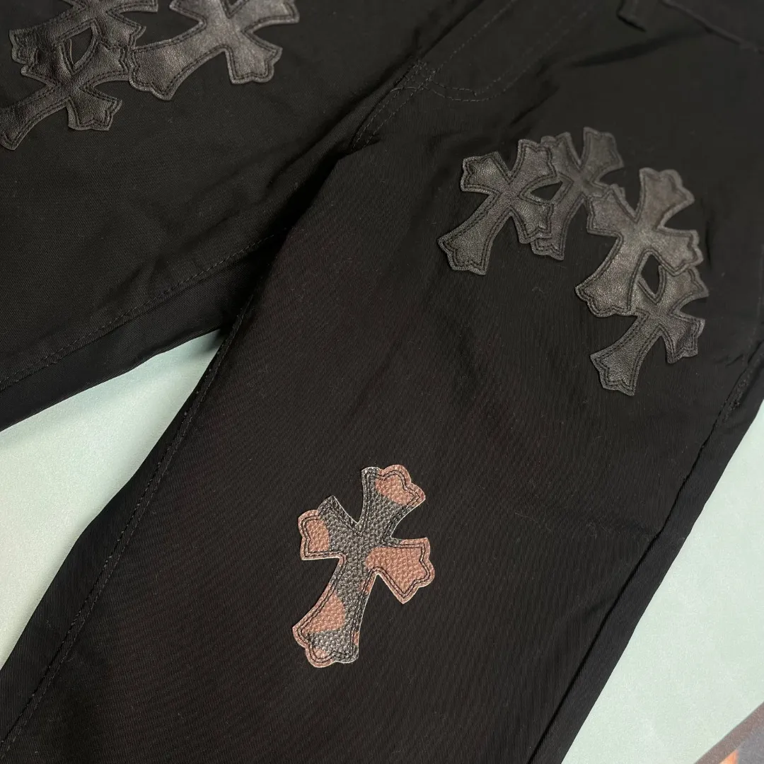 🅿️290 🔘Style number-KL119 🔘Chrome Hearts𝐂𝐡𝐫𝐨𝐦𝐞 𝐇𝐞𝐚𝐫𝐭 Black and brown camouflage cross patch leather casual jeans* Trendy people who pursue the ultimate fashion, Chrome Hearts new overalls are here! It breaks tradition and cleverly integrates camouflage cross elements, which is the same style as Mattyboy. These pants boldly combine elements of jeans and casual pants, bringing endless matching possibilities to outfit enthusiasts. The main body is black, showing mystery and coolness. It is unique in the leather design and color matching. It can be called a classic among jeans. The pants overall present a unique retro style, with a wide-legged and loose fit. The mid-high waist design not only elongates the leg lines, but also creates a lazy and casual atmosphere. It is full of comfort and sophistication. Trendy men and women should not miss it. There are as many as 40 panels on the entire trousers, giving the trousers an unparalleled texture. Taking size W34 as an example, every detail is perfectly ergonomic and demonstrates high-end quality. Whether it is daily outings, social gatherings, or exploring new fashion styles, Chrome Hearts black denim casual pants can satisfy all your imagination of fashion and lead you to be at the forefront of trends.  Size: S M L XL XXL (28.30.32.34.36) Color: Black